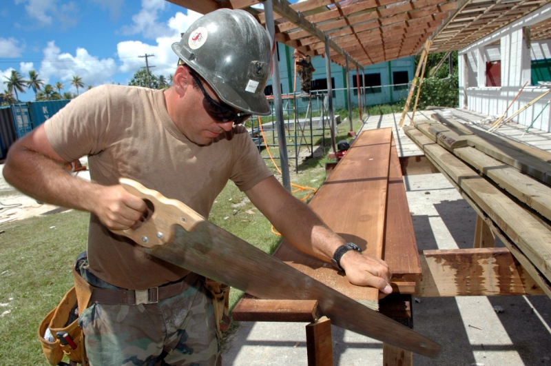 menuisier-LEVENS-min_worker_construction_building_carpenter_male_job_build_helmet-893290